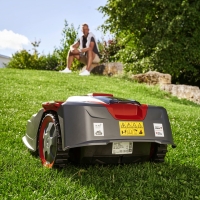 127695-robotic-lawnmower-robolinho-520-w-webshop-mood-1.jpg