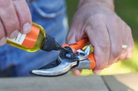 stihl multioil bio uniwersalny olej do smarowania i zapobiegania korozji 50 ml uzycie.jpg