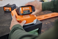 szybka ladowarka stihl al 301 systemu stihl ak i stihl ap laduje ap 300s.jpg