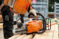 podwojny kanister stihl kombi profi 5l 3l na benzyne i olej do smarowania lancucha z zasobnikami na narzedzia i system do napelniania stihl uzycie.jpg