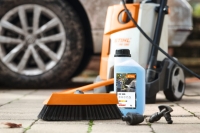 srodek czyszczacy do pojazdow z woskiem stihl cc 100 niebieski 1 l uzycie 3.jpg