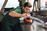 rozpuszczalnik do zywicy i brudu ze smarowaniem stihl superclean spray 300 ml uzycie 3.jpg