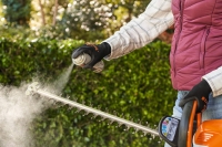 rozpuszczalnik do zywicy i brudu ze smarowaniem stihl superclean spray 300 ml uzycie 1.jpg