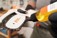 uniwersalny olej do smarowania, czyszczenia i zapobiegania korozji stihl multioil bio 50 ml uzycie 2.jpg