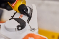 uniwersalny olej do smarowania, czyszczenia i zapobiegania korozji stihl multioil bio 50 ml uzycie.jpg