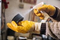 srodek czyszczacy do usuwania olejow, tluszczow i zabrudzen organicznych stihl varioclean eco 500 ml uzycie 1.jpg