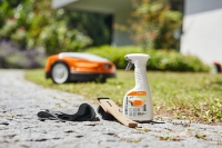 uniwersalny srodek czyszczacy do powierzchni plastikowych, metalowych, gumowych i lakierowanych stihl multiclean 500 mluzycie.jpg
