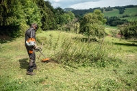 kosa spalinowa stihl fs 235 moc 2,1 km z glowica zylkowa stihl autocut c 26-2 uzycie 1.jpg