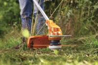 glowica tnaca z nozykami z tworzywa stihl polycut 6-2 do kos i podkaszarek stihl uzycie koszenie.jpg