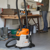 Odkurzacz uniwersalny elektryczny STIHL SE 33 o mocy 1400 W do czyszczenia na sucho i mokro z funkcją dmuchawy-garaż