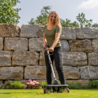 aerator akumulatorowy alko ar 1835 18v comfort, szerokosc robocza 35 cm zestaw z akumulatorem alko b50 2,5ah i ladowarka alko c50 4,0 ah areacja w ogrodzie.jpg