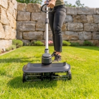 aerator akumulatorowy alko ar 1835 18v comfort, szerokosc robocza 35 cm zestaw z akumulatorem alko b50 2,5ah i ladowarka alko c50 4,0 ah praca.jpg