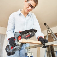 pilarka akumulatorowa lancuchowa alko csm1815 18v comfort z prowadnica 15cm i lancuchem tnacym z akumulatorem b50 2,5ah i ladowarka c50 3,0a ciecie desek i majsterkowanie.jpg