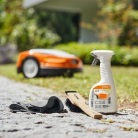 stihl zestaw care and clean do czyszczenia robotow koszacych i kosiarek, ze srodekiem multiclean, szczotka i scierka uzycie.jpg