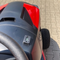 uniwersalny licznik motogodzin do traktorka kosiarki glebogryzarki agregatu zainstalowany na traktorku alko.jpg