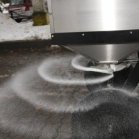 vares rozsiewacz siewnik piaskarka rv200 do traktorow ogrodowych, pojemnosc 100l, zasieg 1 - 5m posypywanie soli zima widok z boku.jpg