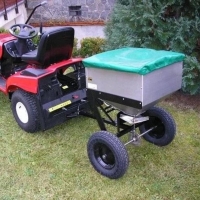 vares rozsiewacz siewnik piaskarka rv200 do traktorow ogrodowych, pojemnosc 100l, zasieg 1 - 5m zainstalowany do traktorka.jpg