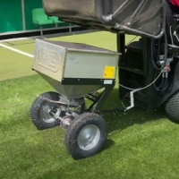 vares rozsiewacz siewnik piaskarka rv200 do traktorow ogrodowych, pojemnosc 100l, zasieg 1 - 5m nawozenie trawy na stadionie.jpg