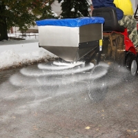 vares rozsiewacz siewnik piaskarka rv200 do traktorow ogrodowych, pojemnosc 100l, zasieg 1 - 5m posypywanie soli zima.jpg