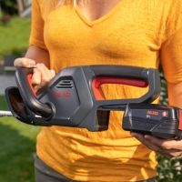 alko nozyce akumulatorowe do zywplotu ht1845 18v comfort, listwa tnaca 45 cm z akumulatorem alko b50 2,5ah i ladowarka alko c50 3a podlaczanie akumulatora.jpg