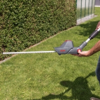 alko nozyce akumulatorowe do zywplotu na wysiegniku hta1845 18v comfort, listwa tnaca 45 cm regulacja kata ciecia 1.jpg