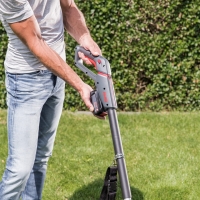 alko nozyce akumulatorowe do zywplotu na wysiegniku hta1845 18v comfort, listwa tnaca 45 cm w zestawie z akumulatorem b50 2,5ah i ladowarka c50 3,0ah podlaczanie akumulatora.jpg