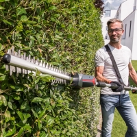 alko nozyce akumulatorowe do zywplotu na wysiegniku hta1845 18v comfort, listwa tnaca 45 cm w zestawie z akumulatorem b50 2,5ah i ladowarka c50 3,0ah trymowanie przycinanie zywoplotu.jpg