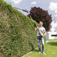 alko nozyce akumulatorowe do zywplotu na wysiegniku hta1845 18v comfort, listwa tnaca 45 cm w zestawie z akumulatorem b50 2,5ah i ladowarka c50 3,0ah ciecie zywoplotu.jpg