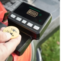 alko erider r74,5 li 36 v traktor akumulatorowy ogrodowy z koszem 180 l, zestaw z 4x akumulatorami 8,0 ah i ladowarka ekran z informacjami.jpg