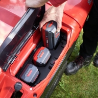 alko erider r74,5 li 36 v traktor akumulatorowy ogrodowy z koszem 180 l, zestaw z 4x akumulatorami 8,0 ah i ladowarka instalowanie akumulatorow.jpg