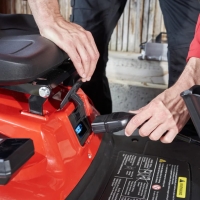 alko erider r74,5 li 36 v traktor akumulatorowy ogrodowy z koszem 180 l, zestaw z 4x akumulatorami 8,0 ah i ladowarka podlaczanie akumulatora.jpg