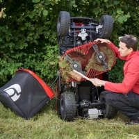 alko erider r74,5 li 36 v traktor akumulatorowy ogrodowy z koszem 180 l, zestaw z 4x akumulatorami 8,0 ah i ladowarka czyszczenie kosiska.jpg