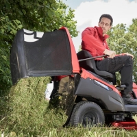 alko erider r74,5 li 36 v traktor akumulatorowy ogrodowy z koszem 180 l, zestaw z 4x akumulatorami 8,0 ah i ladowarka oproznianie kosza na trawe.jpg