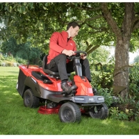 alko erider r74,5 li 36 v traktor akumulatorowy ogrodowy z koszem 180 l, zestaw z 4x akumulatorami 8,0 ah i ladowarka praca koszenie wokol drzew.jpg