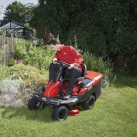 alko erider r74,5 li 36 v traktor akumulatorowy ogrodowy z koszem 180 l, zestaw z 4x akumulatorami 8,0 ah i ladowarka koszenie wzdluz grzadek.jpg