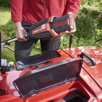 alko erider r74,5 li 36 v traktor akumulatorowy ogrodowy z koszem 180 l, zestaw z 4x akumulatorami 8,0 ah i ladowarka przekladanie akumulatora do kosy.jpg