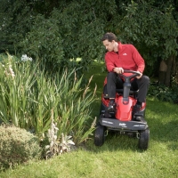 alko erider r74,5 li 36 v traktor akumulatorowy ogrodowy z koszem 180 l, zestaw z 4x akumulatorami 8,0 ah i ladowarka koszenie trawy wokol rabat i kwietnikow.jpg