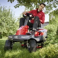 alko erider r74,5 li 36 v traktor akumulatorowy ogrodowy z koszem 180 l, zestaw z 4x akumulatorami 8,0 ah i ladowarka koszenie waskich przejsc.jpg