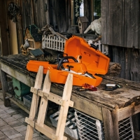 stihl futeral walizka z tworzywa do przechowywania i transportu pilarki, do maks. dlugosci prowadnicy 45 cm uzycie z pilarka w srodku.jpg