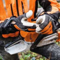 stihl advance ergo ms rekawice ochronne robocze profesjonalne do pracy z pilarka en388, rozmiar 10 L zalozone praca z pila.jpg