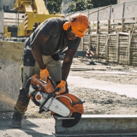 stihl function thermogrip rekawice ochronne robocze profesjonalne ocieplane, en 388, en 511, rozmiar 9 m uzycie w pracach budowlanych z przecinarka.jpg