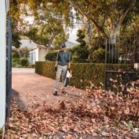 stihl bga 160 dmuchawa akumulatorowa reczna , prędkość powietrza 78 ms, przepływ powietrza 970 m3h, bez akumulatora i ładowarki przedmuchiwanie lisci.jpg