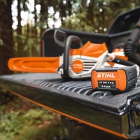 stihl ap 300 s akumulator litowo jonowy 36v 7,2 ah z interfesjem bluetooth do narzedzi systemu stihl ap z pilarka akumulatorowa stihl msa 220 w lesie.jpg