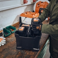 stihl zasobnik walizka na akumulatory stihl ap do przechowywania i transportu wkladanie akumulatorow.jpg