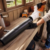 stihl bga 50 dmuchawa akumulatorowa reczna prędkość powietrza 55 ms, przepływ powietrza 770 m3h w zestawie z akumulatorem stihl ak 20 i ladowarka stihl al101 czyszczenie w warsztacie.jpg