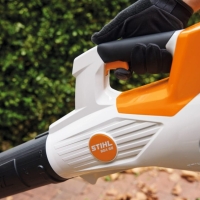 stihl bga 50 dmuchawa akumulatorowa reczna prędkość powietrza 55 ms, przepływ powietrza 770 m3h w zestawie z akumulatorem stihl ak 20 i ladowarka stihl al101 praca uzycie.jpg