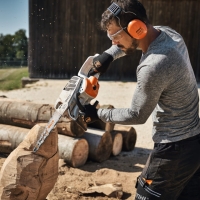 stihl concept-24 nauszniki sluchawki przeciwhalasowe ochronniki sluchu, en 352 zalozone podczas ciecia pilarka.jpg