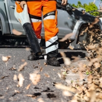 stihl bga 86 dmuchawa akumulatorowa reczna prędkość powietrza 69 ms, przepływ powietrza 780 m3h prace porzadkowe jesienia przy drodze.jpg