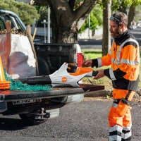 stihl bga 86 dmuchawa akumulatorowa reczna prędkość powietrza 69 ms, przepływ powietrza 780 m3h podlaczanie akumulatora.jpg