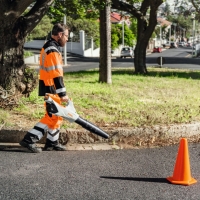 stihl bga 86 dmuchawa akumulatorowa reczna prędkość powietrza 69 ms, przepływ powietrza 780 m3h sprzatanie lisci i brudu na ulicy.jpg